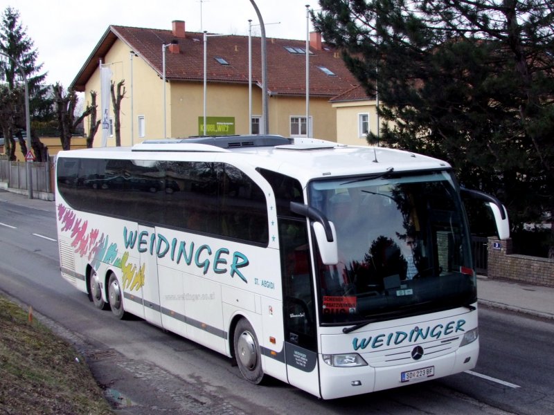 MB-Travego der Fa.Weidinger bringt die Bahnfahrgste im Schienenersatzverkehr Richtung Neumarkt-Kallham;090327