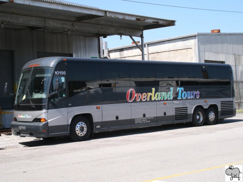 MCI J4500 des amerikanischen Busunternehmens  Econoway Motor Coach Inc -Overland Tours  aus Daleville, Indiana. Aufgenommen am 23. September 2008 in Charleston, South Carolina.