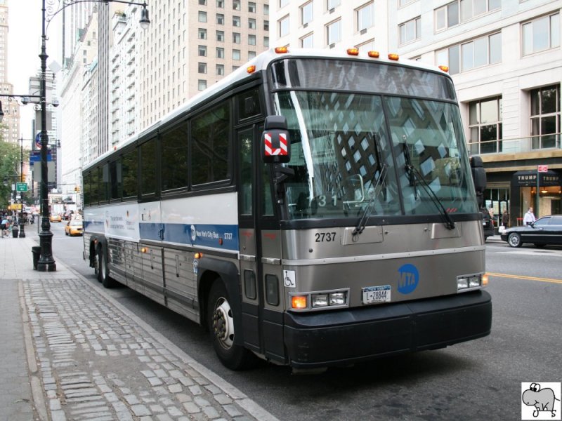 MCI (Motor Coach Industries) D-Serie  New York City Bus  der  Metropolitan Transportation Authority (MTA) . Aufgenommen am 17. September 2008 in New York City, New York.