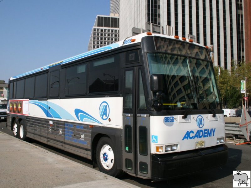 MCI (Motor Coach Industries) D-Serie des New Yorker Busunternehmens  Academy . Aufgenommen an der Südspitze Manhattens in New York City, New York am 18. September 2008.