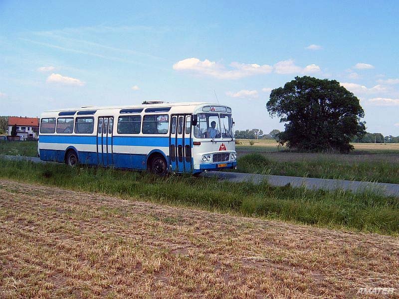 Mein Freund aus Pardubicer Universitt hat sich diesen Karosa SL11 als einen Bus-veteran gekauft. Hier hatte ich den Bus bei Nemcice (10 km nrdlich von Pardubice) fr Ihn fotografiert den 25. 5. 2005.