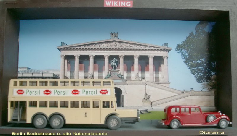 Mein kl.Wiking Diorama,Epoche II.Berliner 
Doppeldecker Bus Mercedes-Benz D38(1938)und eine Horch Limousine vor der  alten Nationalgalerie .In meiner Jugend hatte ich etliche Wiking Modelle(Drahtachser u.unverglaste)die heute mehrere 100 Euro Wert haben.(Wenn ich sie nur noch htte!!)