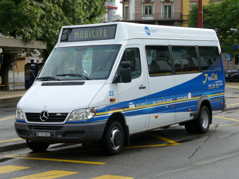 Mercedes-416 CDI  Regio-Bus Nr 22 .. Ne 113822 bei der Haltestelle vor dem Bahnhof in La Chaux de Fonds am 01.08.2006