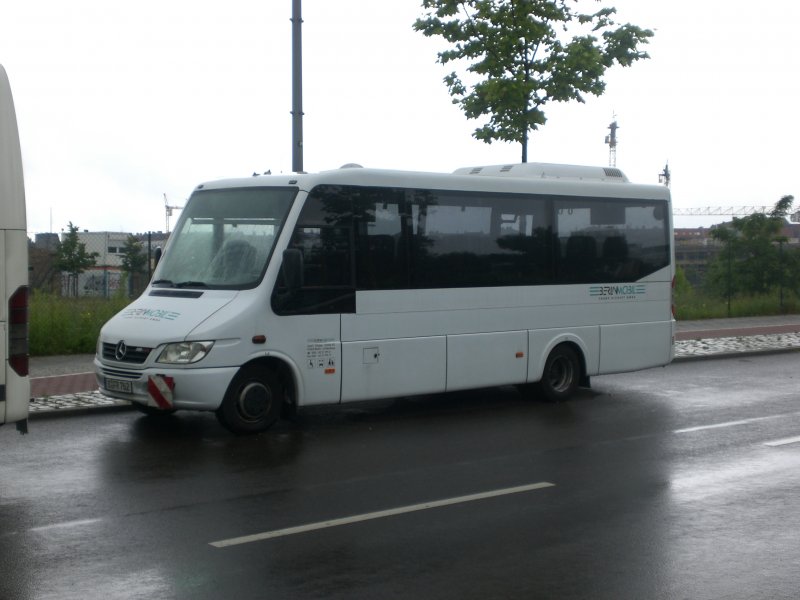 Mercedes-Benz der Firma Berlin-Mobil am S-Bahnhof Storkower Strae.
