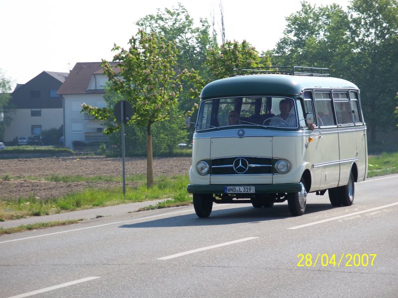 Mercedes Benz Kleinbusoldtimer kurz nach Neuluheim. Der Bus nahm an der Ausfahrt des Busoldtimertreffs von Sinsheim nach Speyer und anschlieend wieder nach Sinsheim teil. Organisiert wurde das treffen von den Technik Museen Sinsheim und Speyer.