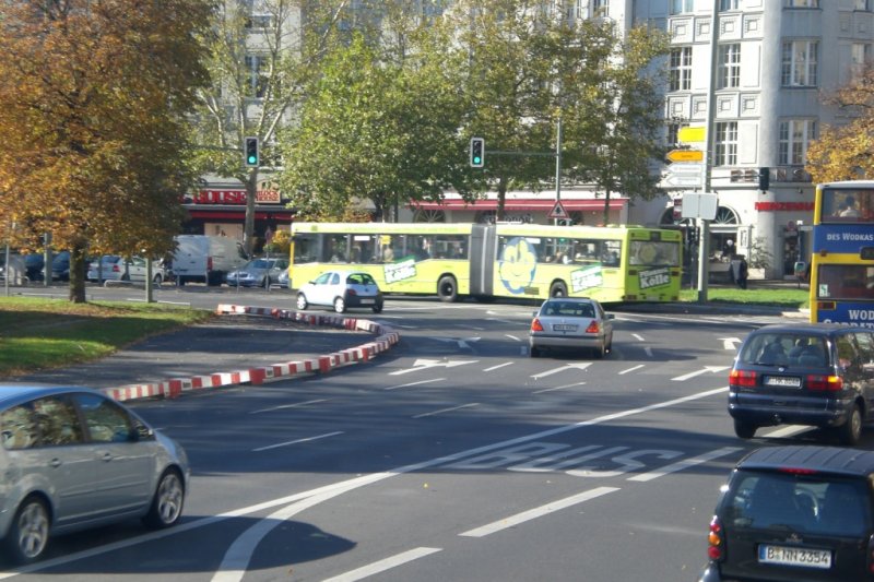 Mercedes-Benz O 405 N (Niederflur-Stadtversion) auf der Linie M49 nach Heerstrae/Nennhauser Damm am U-Bahnhof Theodor-Heuss-Platz.