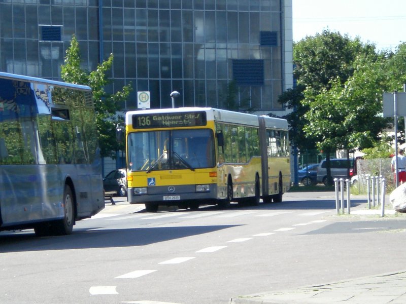 Mercedes-Benz O 405 N (Niederflur-Stadtversion) auf der Linie 136 nach Gatower Strae/Heerstrae am S-Bahnhof Hennigsdorf. 