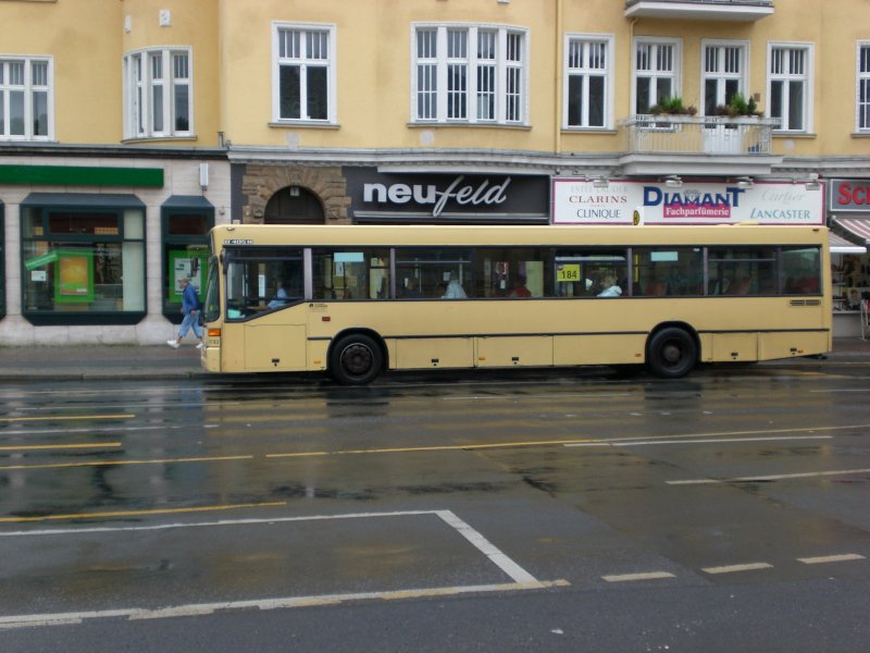 Mercedes-Benz O 405 N (Niederflur-Stadtversion) auf der Linie 184 nach S+U Bahnhof Tempelhof am S-Bahnhof Lichterfelde-Ost.