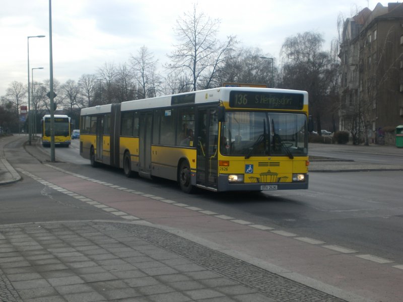 Mercedes-Benz O 405 N (Niederflur-Stadtversion) auf der Linie 136 nach S-Bahnhof Hennigsdorf an der Haltestelle Spandau Wrhmnnerpark.
