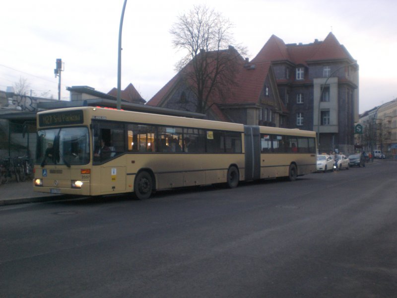 Mercedes-Benz O 405 N (Niederflur-Stadtversion) auf der Linie M27 am S+U Bahnhof Pankow.