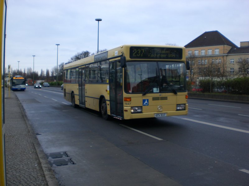 Mercedes-Benz O 405 N (Niederflur-Stadtversion) auf der Linie 237 nach Staaken Fachinger Strae am S+U Bahnhof Rathaus Spandau.