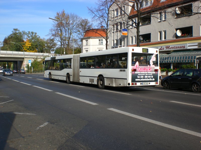 Mercedes-Benz O 405 N (Niederflur-Stadtversion) auf der Linie X83 nach Zehlendorf Knigin-Luise-Strae/Clayallee am S-Bahnhof Lankwitz.