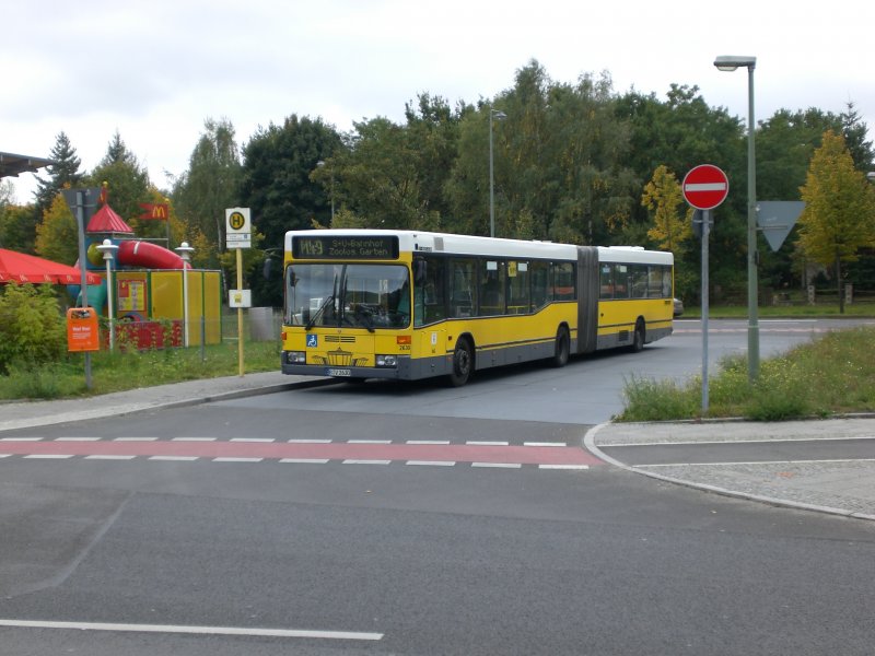 Mercedes-Benz O 405 N (Niederflur-Stadtversion) auf der Linie M49 nach S+U Bahnhof Zoologischer Garten an der Haltestelle Staaken Heerstrae/Nennhauser Damm.