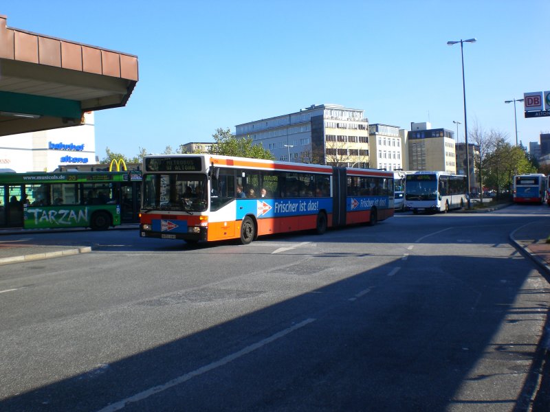 Mercedes-Benz O 405 N (Niederflur-Stadtversion) auf der Linie 20 am Bahnhof Altona.