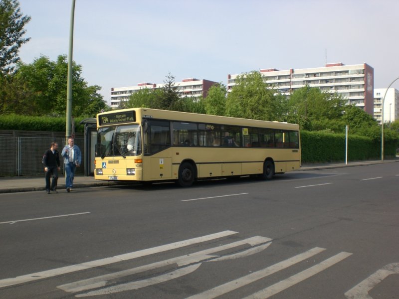 Mercedes-Benz O 405 N (Niederflur-Stadtversion) auf der Linie 194 nach Marzahn Helene-Weigel-Platz am S-Bahnhof Friedrichsfelde Ost.