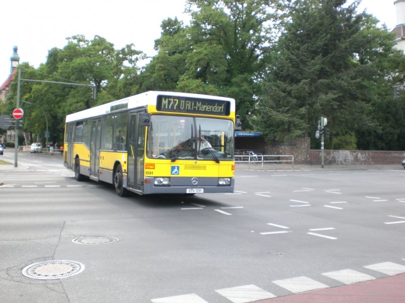 Mercedes-Benz O 405 N (Niederflur-Stadtversion) auf der Linie M77 am U-Bahnhof Alt-Mariendorf.