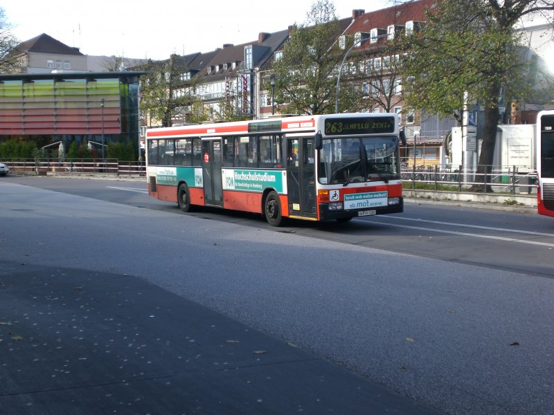 Mercedes-Benz O 405 N (Niederflur-Stadtversion) auf der Linie 263 nach Jenfeld Zentrum am U-Bahnhof Wandsbek-Markt.