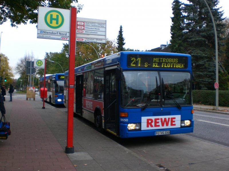 Mercedes-Benz O 405 N (Niederflur-Stadtversion) auf der Linie 21 nach S-Bahnhof Klein-Flottbek am U-Bahnhof Niendorf-Nord.