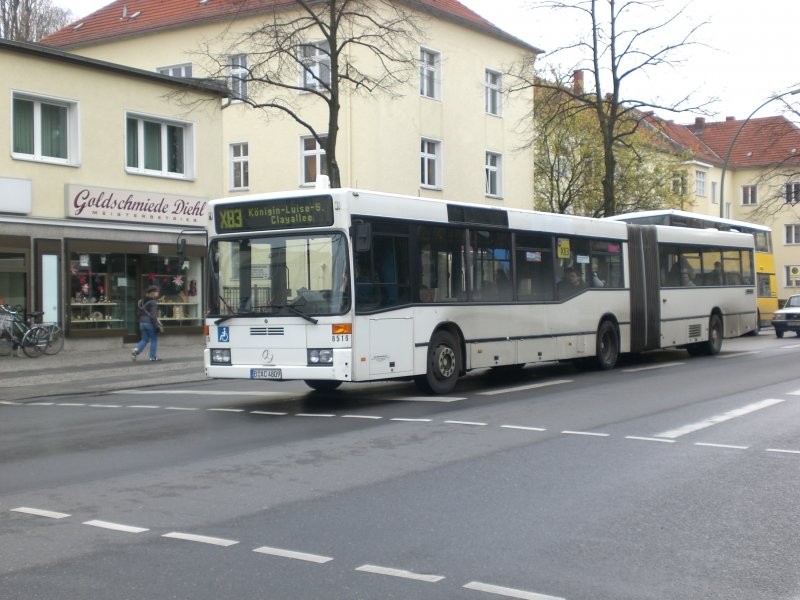 Mercedes-Benz O 405 N (Niederflur-Stadtversion) auf der Linie X83 nach Zehlendorf Knigin-Luise-Strae/Clayallee am S-Bahnhof Lankwitz.
