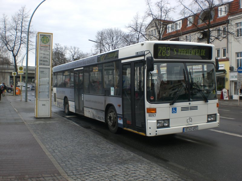 Mercedes-Benz O 405 N (Niederflur-Stadtversion) auf der Linie 283 nach S-Bahnhof Marienfelde am S-Bahnhof Lankwitz.