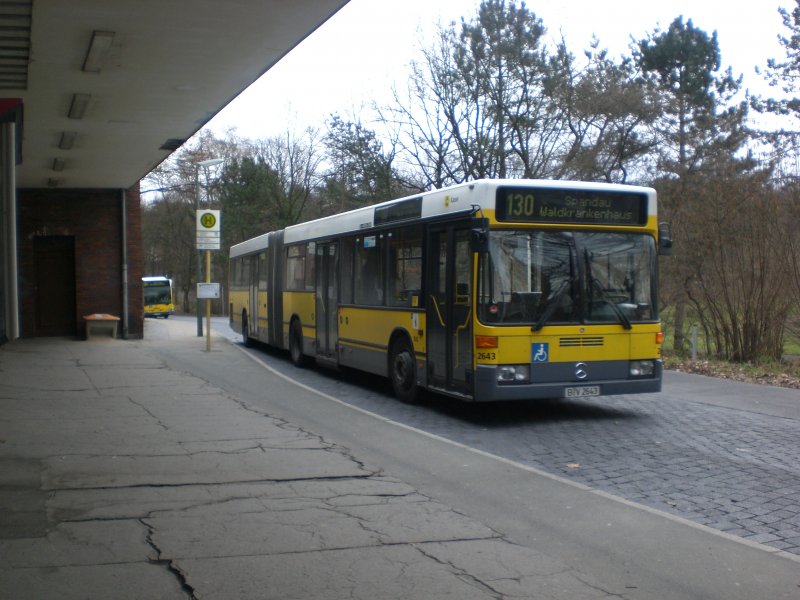 Mercedes-Benz O 405 N (Niederflur-Stadtversion) auf der Linie 130 nach Waldkrankenhaus Spandau am U-Bahnhof Ruhleben.