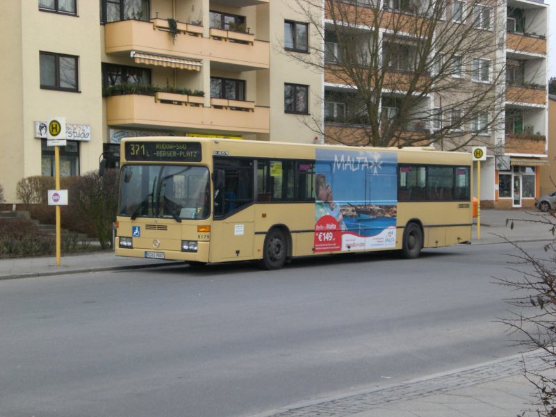 Mercedes-Benz O 405 N (Niederflur-Stadtversion) auf der Linie 371 nach Rudow Liselotte-Berger-Platz am U-Bahnhof Rudow.