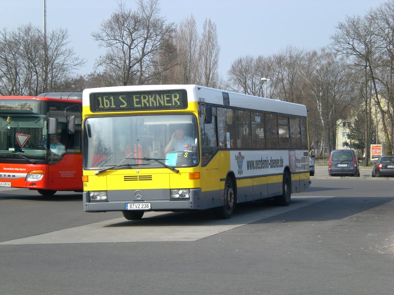 Mercedes-Benz O 405 N (Niederflur-Stadtversion) auf der Linie 161 am S-Bahnhof Erkner.
