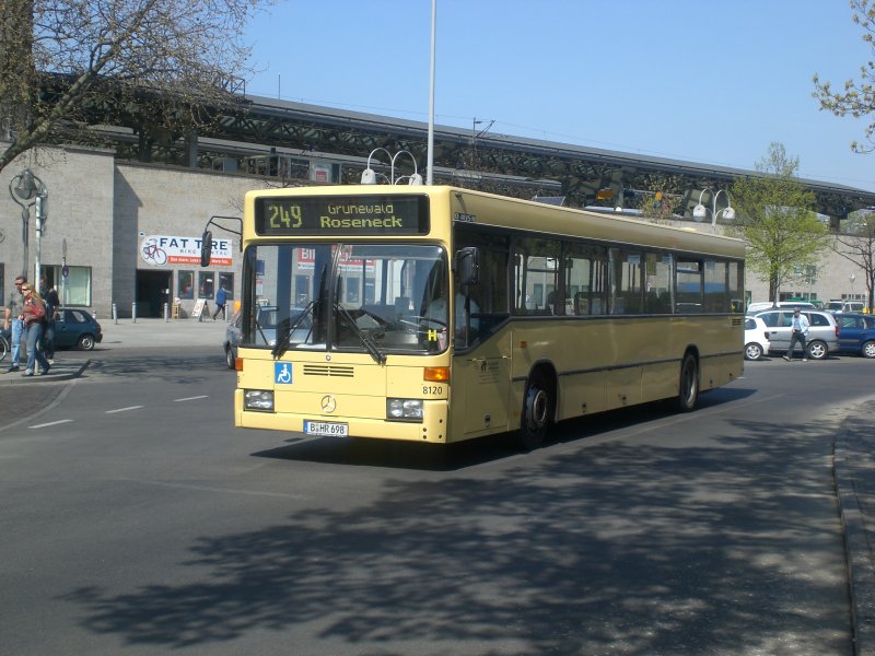 Mercedes-Benz O 405 N (Niederflur-Stadtversion) auf der Linie 249 nach Grunewald Roseneck am S+U Bahnhof Zoologischer Garten.