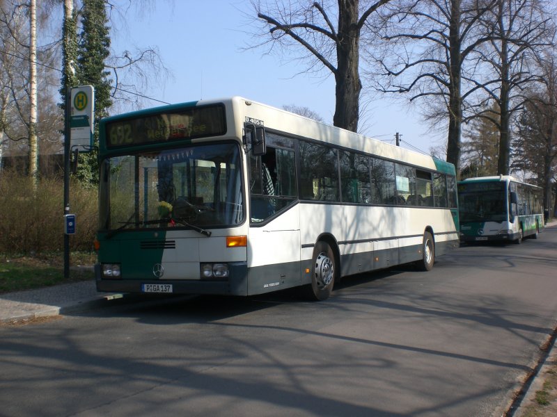Mercedes-Benz O 405 N (Niederflur-Stadtversion) auf der Linie 692 nach Nedlitz Weier See an der Haltestelle Nauener Vorstadt Hhenstrae.