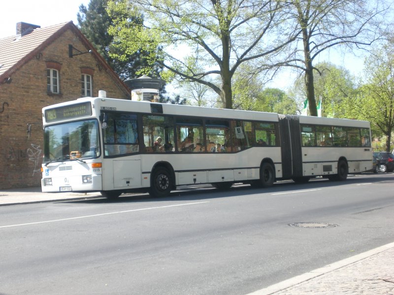 Mercedes-Benz O 405 N (Niederflur-Stadtversion) auf der Linie X83 nach Lichtenrade Nahariyastrae am U-Bahnhof Dahlem-Dorf.