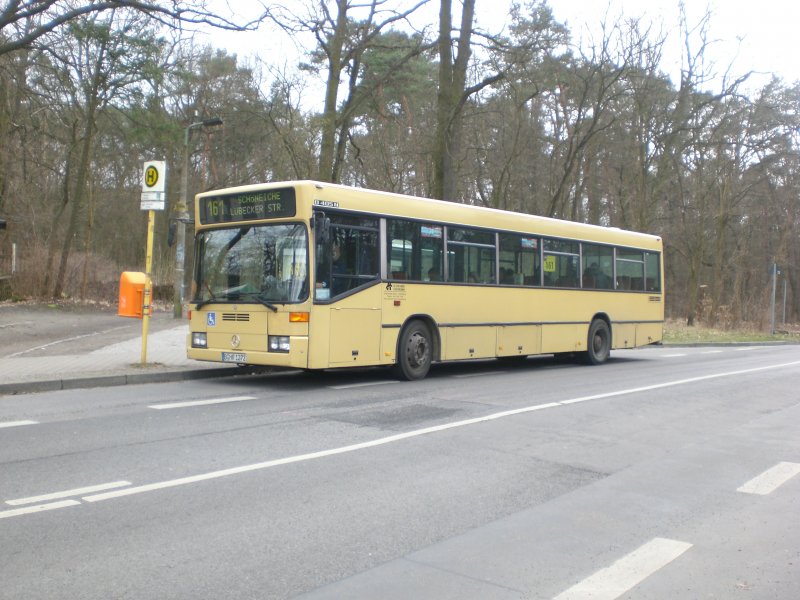 Mercedes-Benz O 405 N (Niederflur-Stadtversion) auf der Linie 161 nach Schneiche Lbecker Strae am S-Bahnhof Rahnsdorf.