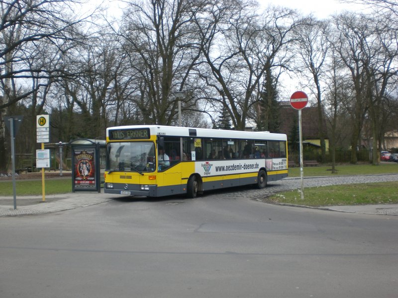 Mercedes-Benz O 405 N (Niederflur-Stadtversion) auf der Linie 161 nach S-Bahnhof Erkner am S-Bahnhof Wilhemshagen.