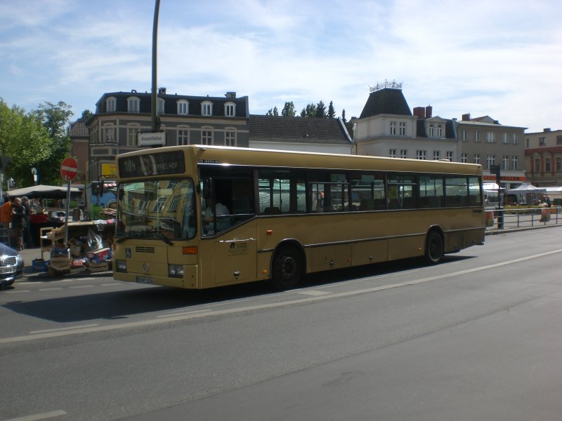 Mercedes-Benz O 405 N (Niederflur-Stadtversion) auf der Linie 184 nach S+U Bahnhof Tempelhof am S-Bahnhof Lichterfelde Ost.