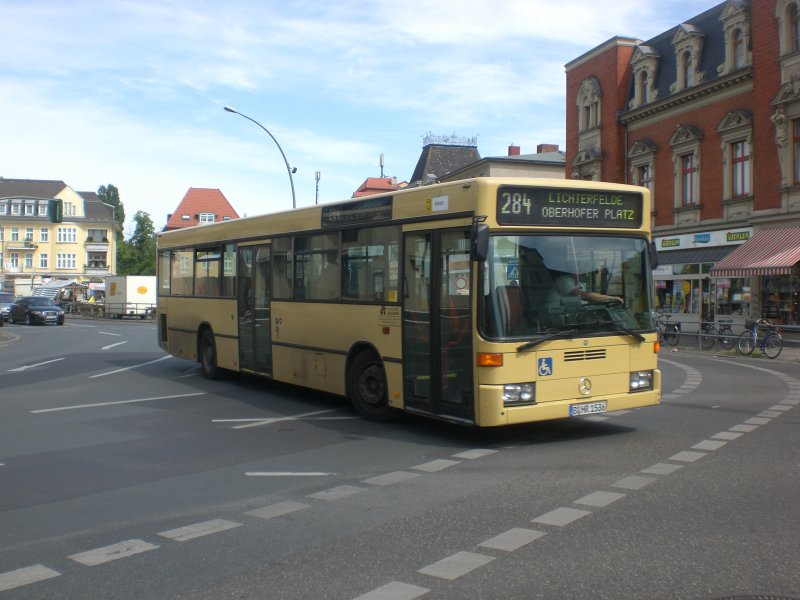 Mercedes-Benz O 405 N (Niederflur-Stadtversion) auf der Linie 284 nach Lichterfelde Oberhofer Platz am S-Bahnhof Lichterfelde Ost.