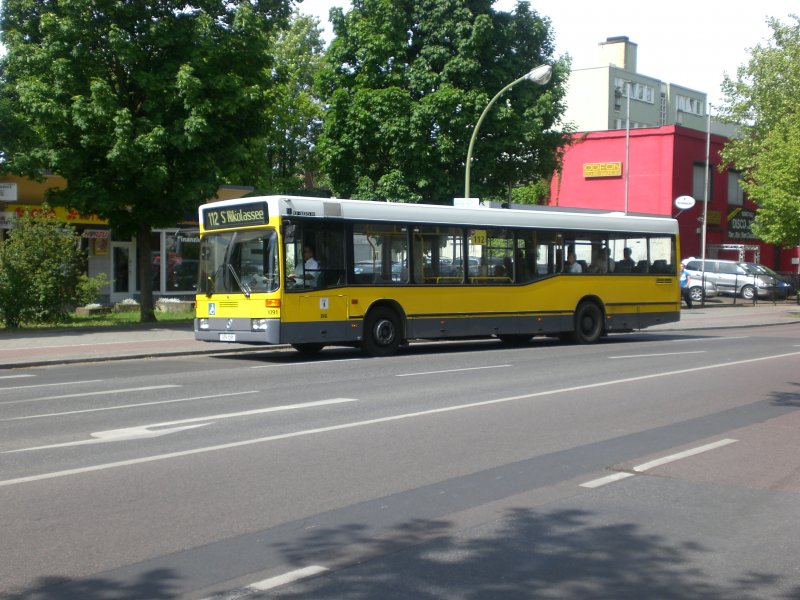 Mercedes-Benz O 405 N (Niederflur-Stadtversion) auf der Linie 112 nach S-Bahnhof Nikolassee an der Haltestelle Lichterfelde Lindenstrae.