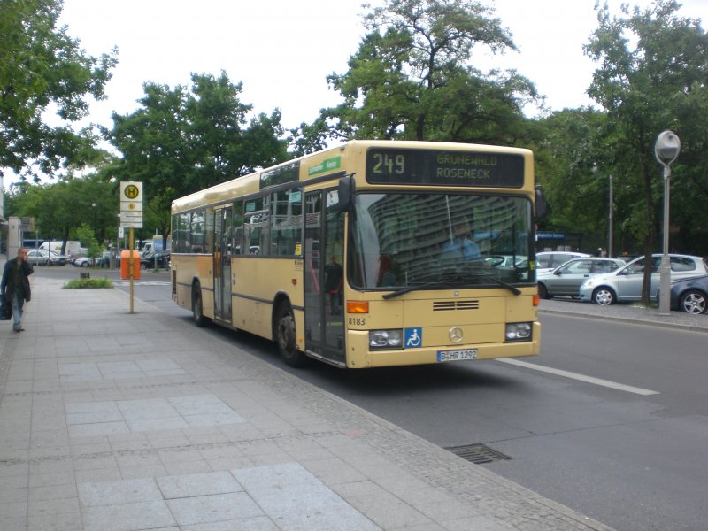 Mercedes-Benz O 405 N (Niederflur-Stadtversion) auf der Linie 249 nach Grunewald Roseneck am S+U Bahnhof Zoologischer Garten.
