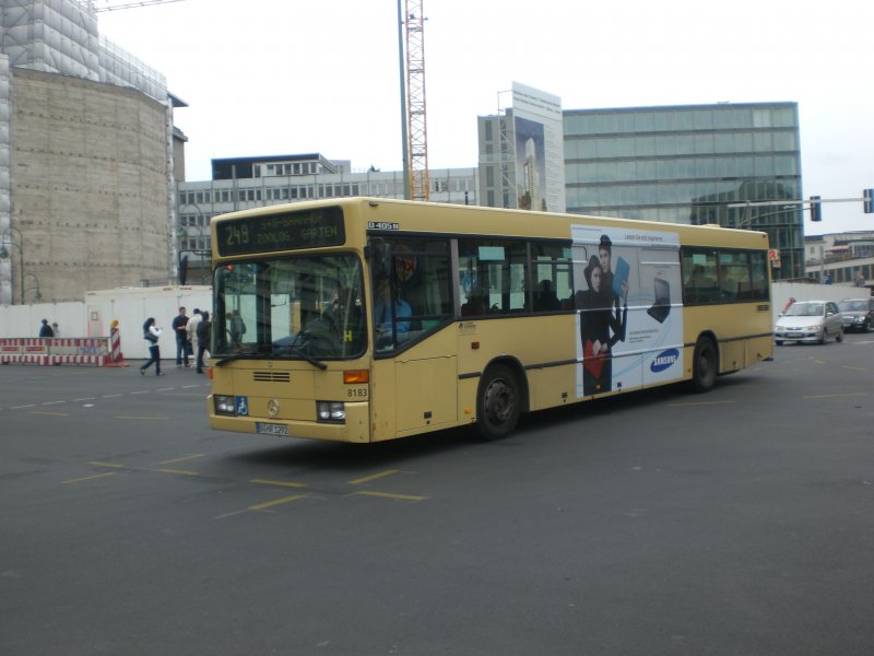 Mercedes-Benz O 405 N (Niederflur-Stadtversion) auf der Linie 249 am S+U Bahnhof Zoologischer Garten.
