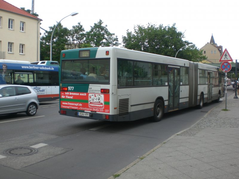 Mercedes-Benz O 405 N (Niederflur-Stadtversion) auf der Linie 694 nach Drewitz Stern-Center/Gerlachstrae am S-Bahnhof Babelsberg/Schulstrae.

