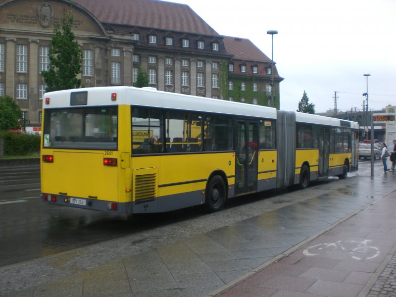 Mercedes-Benz O 405 N (Niederflur-Stadtversion) auf der Linie M32 nach Staaken Heidebergplan am S+U Bahnhof Rathaus Spandau.