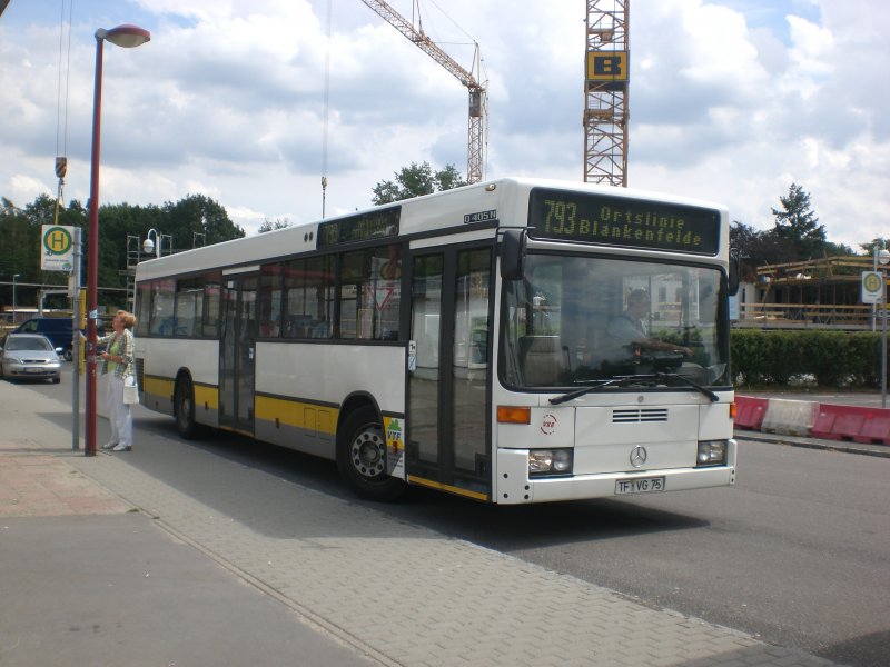 Mercedes-Benz O 405 N (Niederflur-Stadtversion) auf der Linie 793 am S-Bahnhof Blankenfelde.