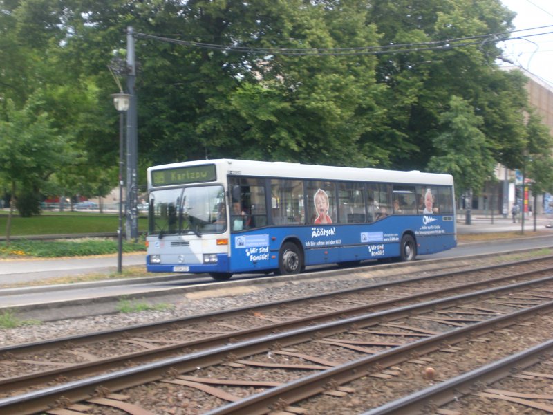Mercedes-Benz O 405 N (Niederflur-Stadtversion) auf der Linie 609 nach Kartzow an der Haltestelle Platz der Einheit/West.