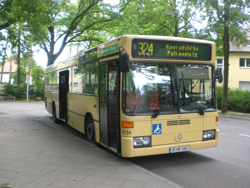 Mercedes-Benz O 405 N (Niederflur-Stadtversion) auf der Linie 324 an der Haltestelle Konradshhe Falkenplatz.