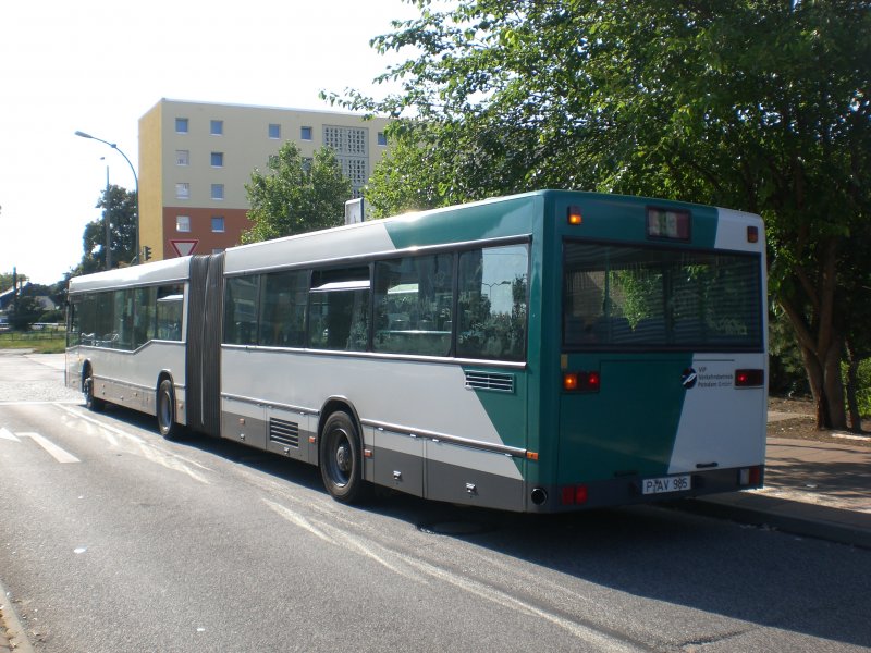Mercedes-Benz O 405 N (Niederflur-Stadtversion) auf der Linie 693 nach Hermannswerder Ksselstrae an der Haltestelle Am Stern Johannes-Kepler-Platz. 