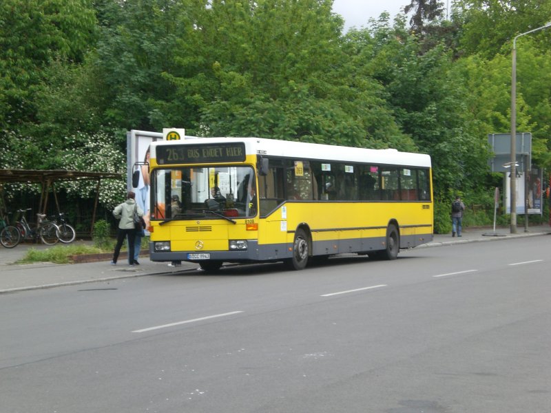 Mercedes-Benz O 405 N (Niederflur-Stadtversion) auf der Linie 263 am S-Bahnhof Grnau.