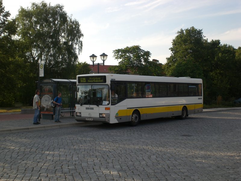 Mercedes-Benz O 405 N (Niederflur-Stadtversion) auf der Linie 719 nach Potsdam Hauptbahnhof am Bahnhof Ludwigsfelde.