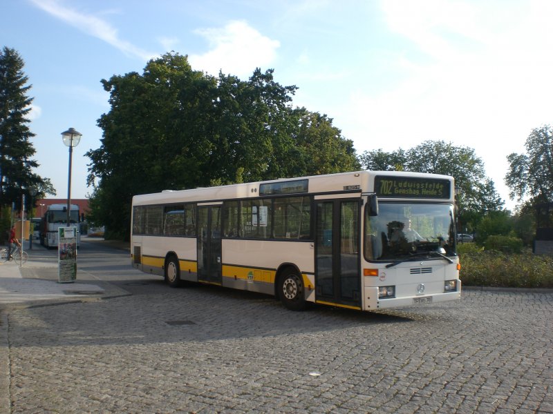 Mercedes-Benz O 405 N (Niederflur-Stadtversion) auf der Linie 702 nach Ludwigsfelde Genshagener Heide Sd am Bahnhof Ludwigsfelde.