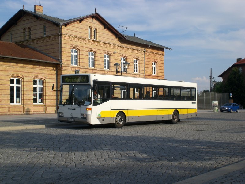 Mercedes-Benz O 405 N (Niederflur-Stadtversion) auf Betriebsfahrt am Bahnhof Ludwigsfelde.
