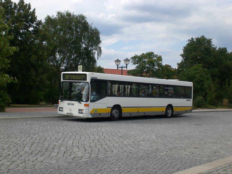 Mercedes-Benz O 405 N (Niederflur-Stadtversion) auf der Linie 720 nach S-Bahnhof Blankenfelde am Bahnhof Ludwigsfelde.