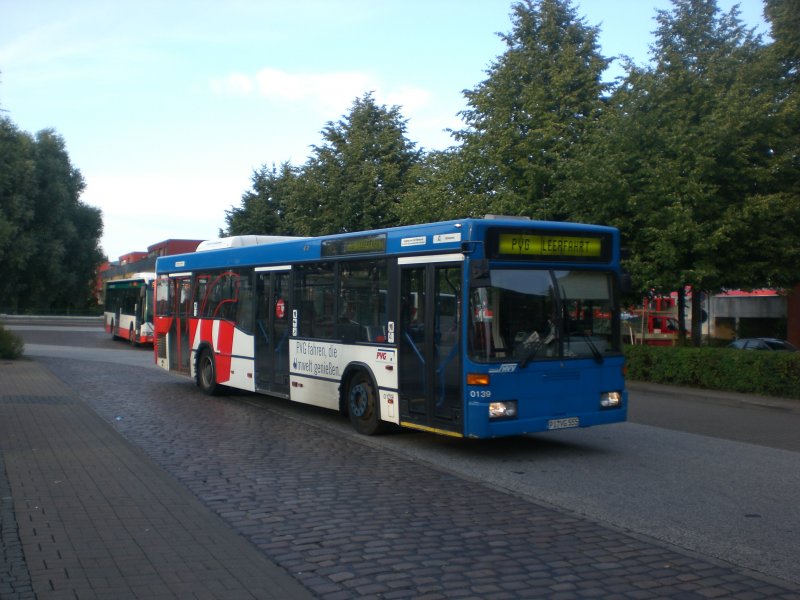 Mercedes-Benz O 405 N (Niederflur-Stadtversion) auf Betriebsfahrt am S-Bahnhof Wedel.