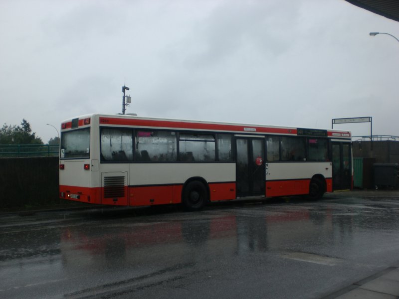 Mercedes-Benz O 405 N (Niederflur-Stadtversion) auf der Linie 145 nach Zum Jgerfeld am S-Bahnhof Harburg.